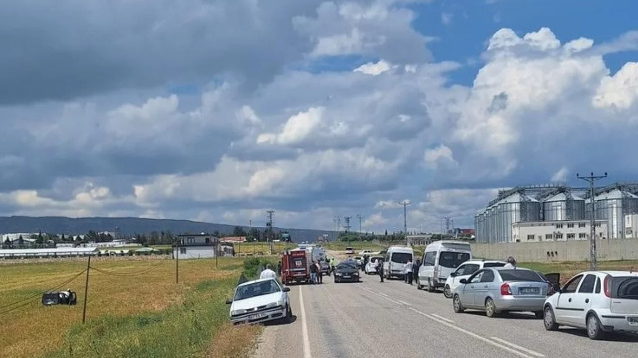 Hatalı sollama nedeniyle meydana gelen kazada 3 kişi yaralandı