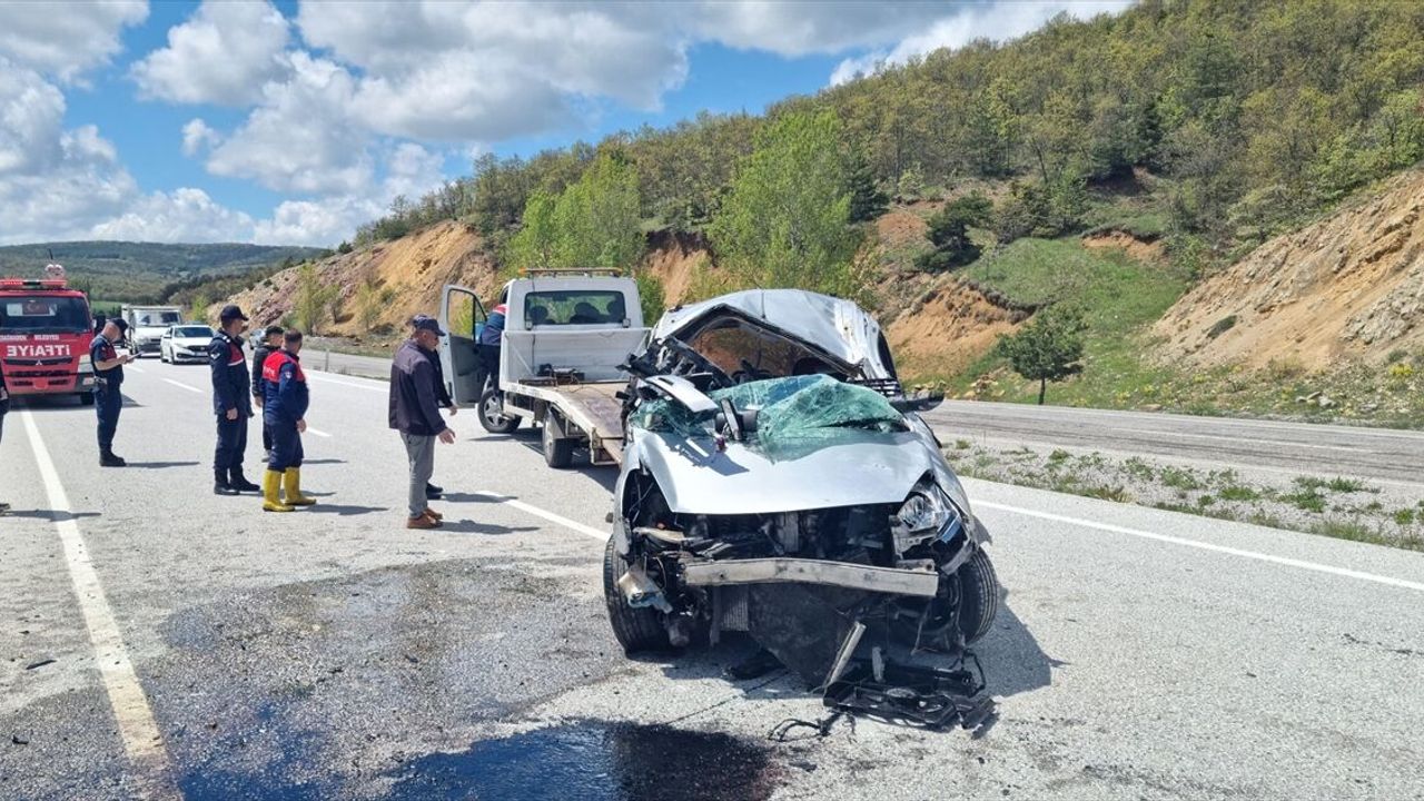 Yozgat Akdağmadeni’nde trafik kazası: Araç bariyerlere çarptı, 6 yaralı