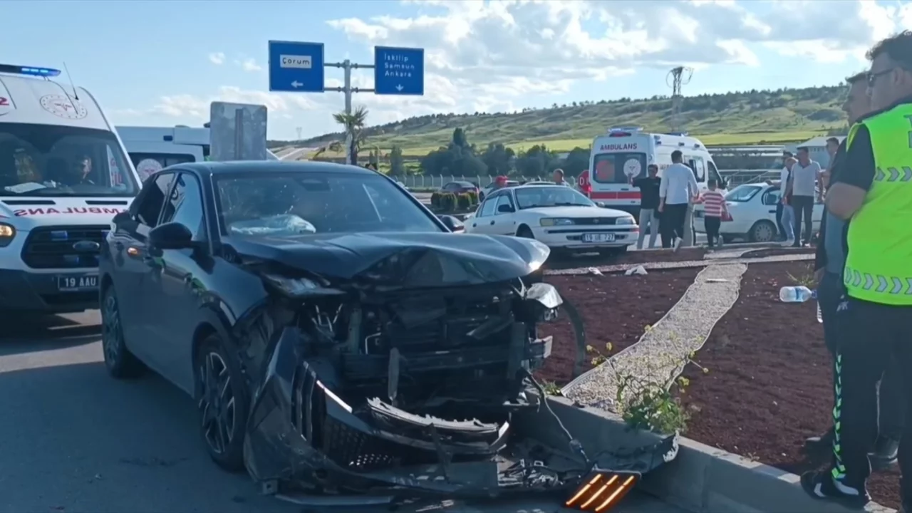 Çorum'daki kavşakta korkutan kaza: İki otomobil çarpıştı, 4 kişi hastanelik oldu...