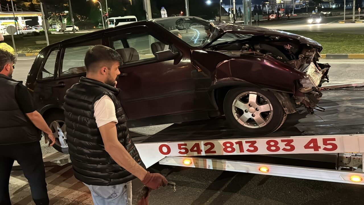 Trafik kazası: Kırmızı ışık ihlali 3 kişiyi yaraladı