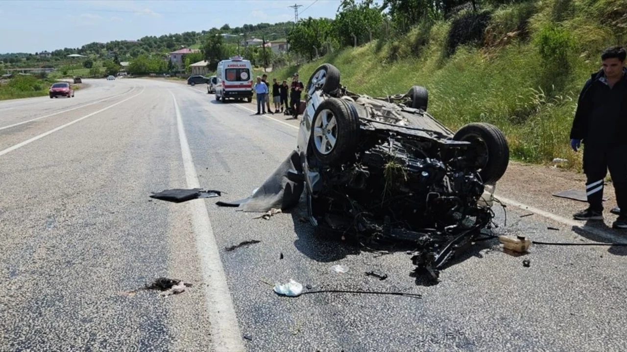 Bayramda trafik kazası! Araç takla attı...