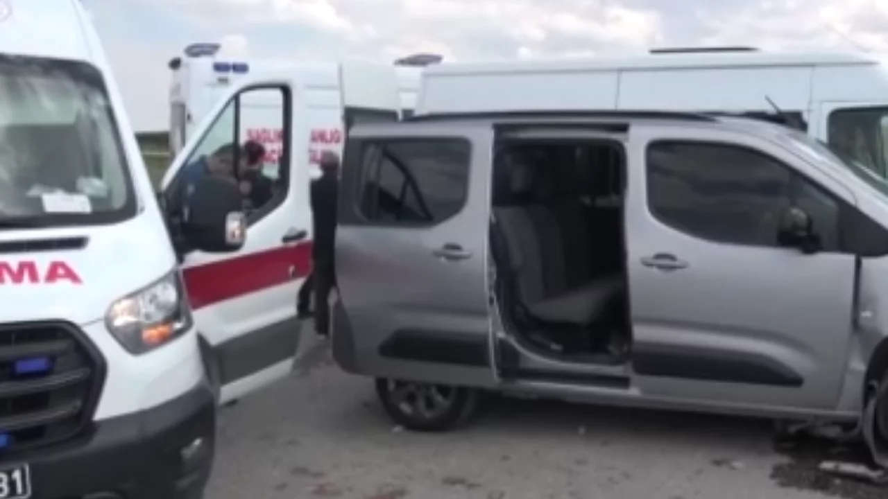 Kavşakta feci kaza: Minibüs ile hafif ticari araç çarpıştı, 8 yaralı