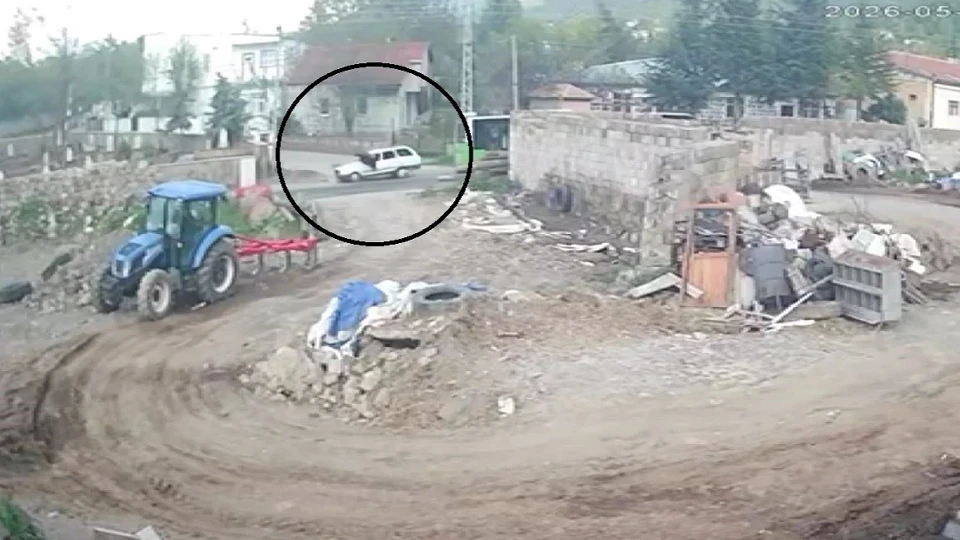 Kayseri'de halk otobüsünden inen gence otomobil çarptı: Feci kaza anı güvenlik kamerasında