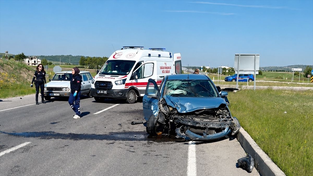 Kütahya'da Trafik Kazası: 4 Yaralı