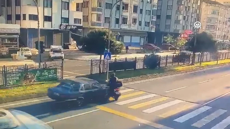 Yaya geçidinde feci çarpışma! Motosiklet sürücüsünün yola savrulduğu anlar kamerada