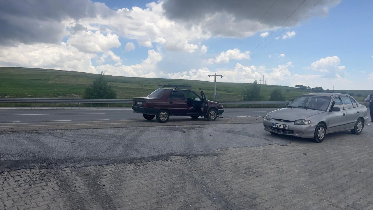 Afyon'da Korkutan Kaza: Benzinliğe Giren Araca Çarptı! Yaralılar Var...