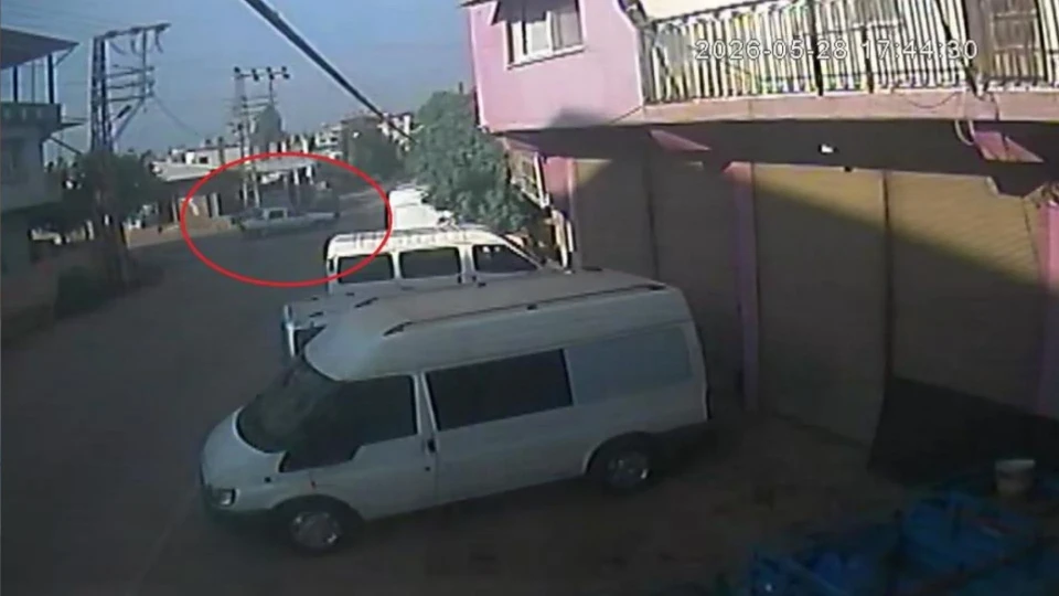 Hatay Hassa'da iki otomobilin çarpıştığı kaza kameraya yansıdı | HATAY HABERLERİ