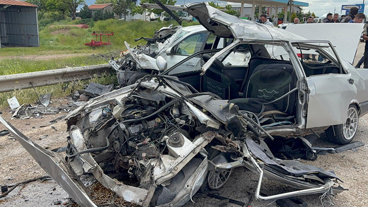 Otomobiller çarpıştı: 2 ölü, 7 yaralı