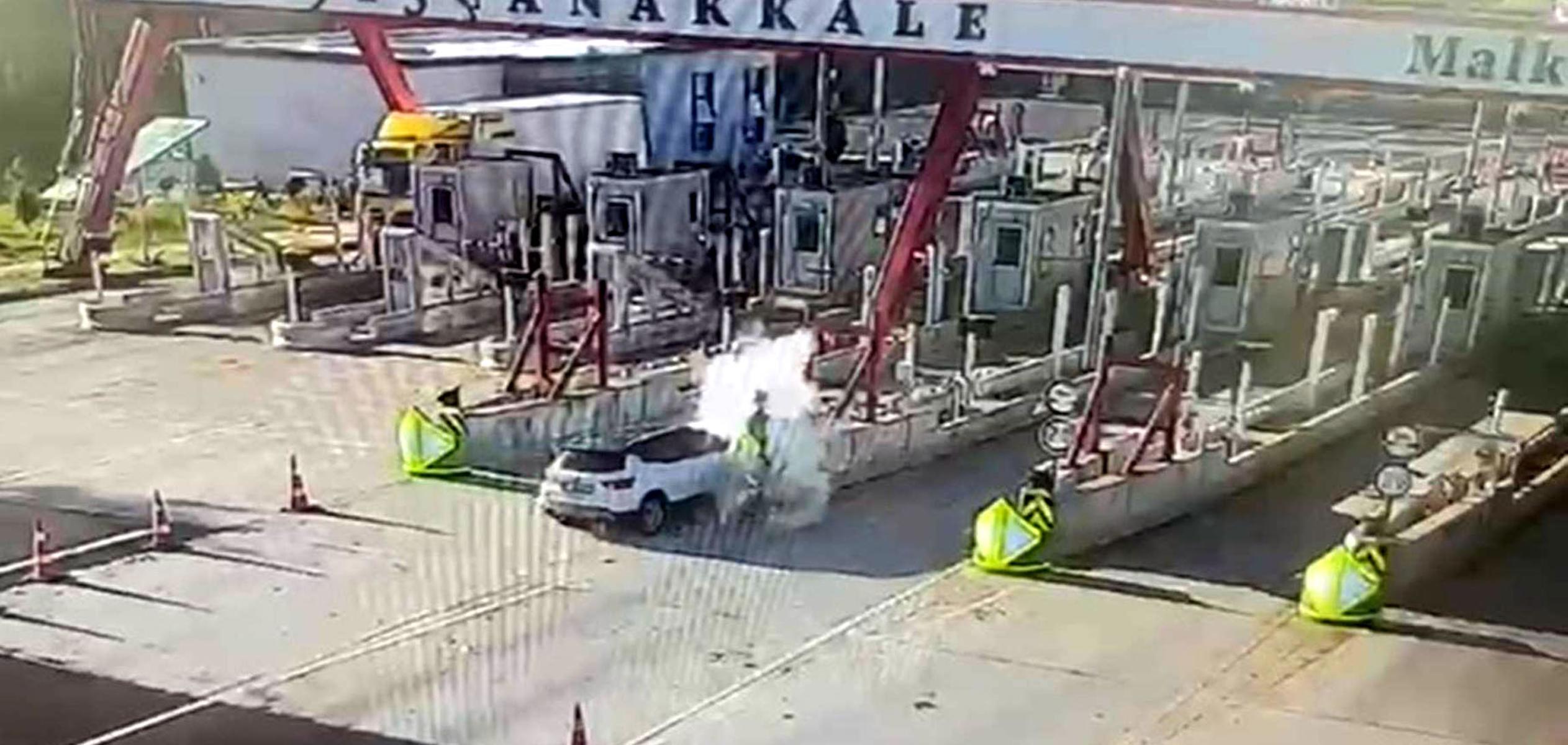 Otoyol gişelerine çarpan otomobildeki karı-kocayı ölüm ayırdı