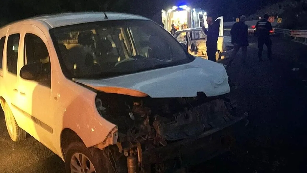 Tokat'ta otomobil ile hafif ticari araç çarpıştı: 5’i çocuk 8 yaralı