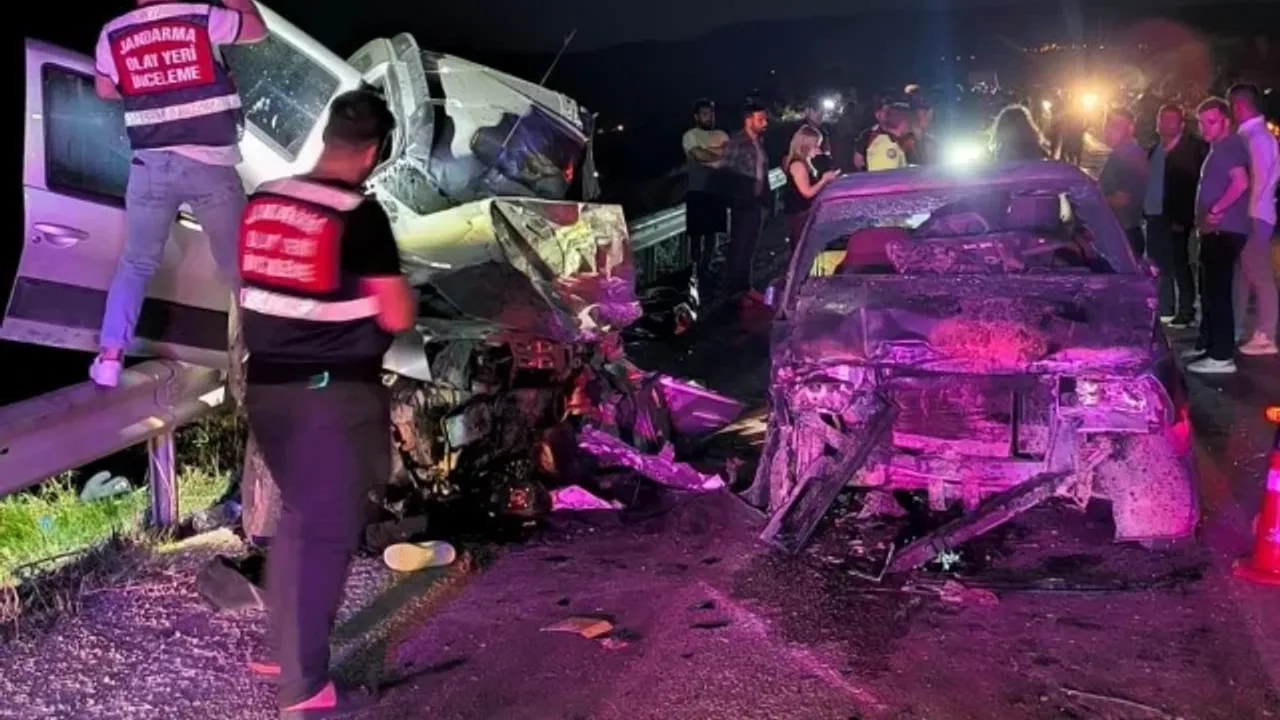 Isparta’da feci trafik kazası: Ticari araç elektrik direğine çarptı, 2 ölü, 2 yaralı