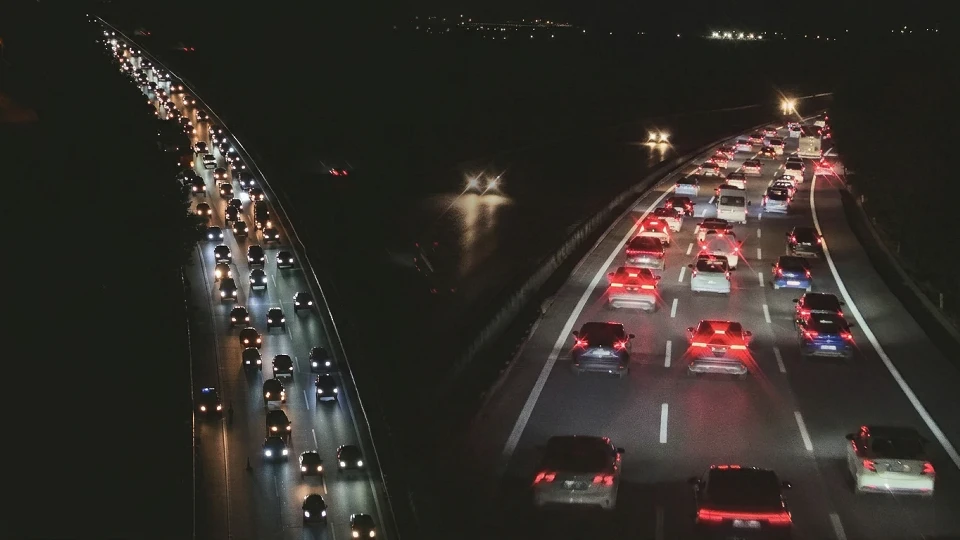 Kurban Bayramı tatilcileri yollara düştü: Anadolu Otoyolu'nun Sapanca kesiminde akıcı yoğunluk yaşanıyor