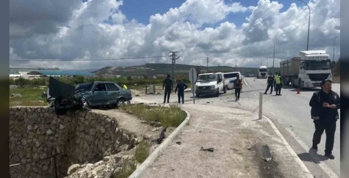 Kütahya'da korkunç kaza: Kavşakta çarpışan araçlardan 3 kişi hastanelik oldu