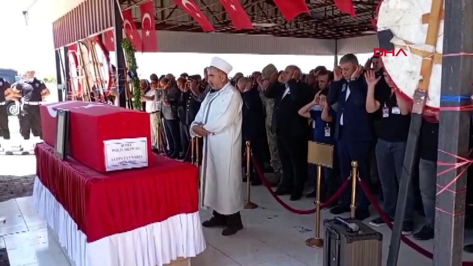 Şehit polis Aydın Üyenarık memleketi Adana'da toprağa verildi