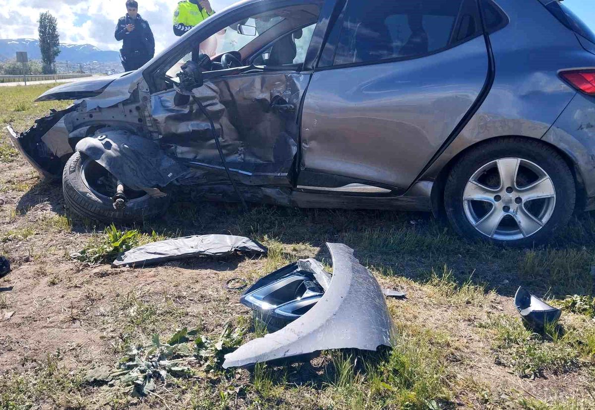 Suşehri'nde Trafik Kazası: 4 Yaralı