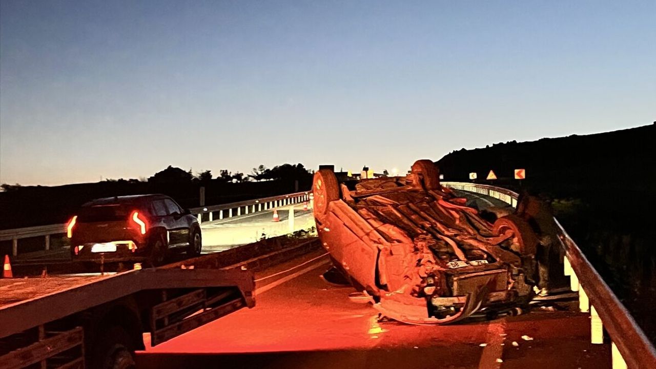 Aksaray’daki trafik kazasında refüje çarpan otomobil devrildi: 4’ü çocuk 7 yaralı