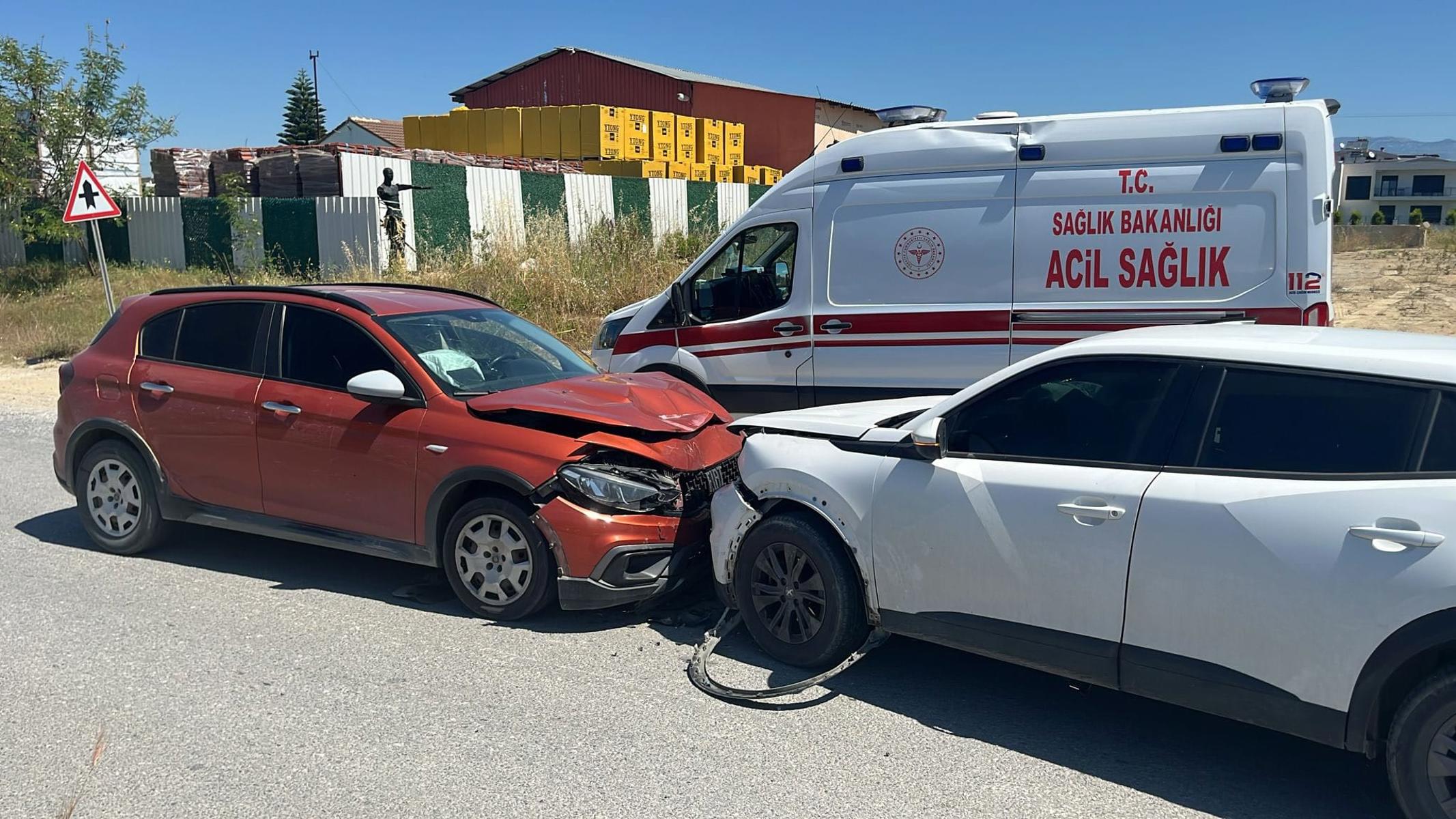 Kavşakta kafa kafaya kaza. Hem alkollü hem de ehliyetsiz çıktı