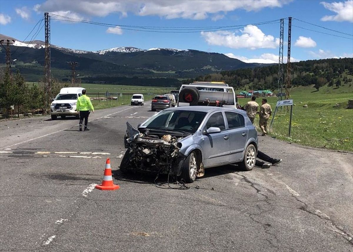 Sarıkamış'ta Trafik Kazası: 3 Yaralı