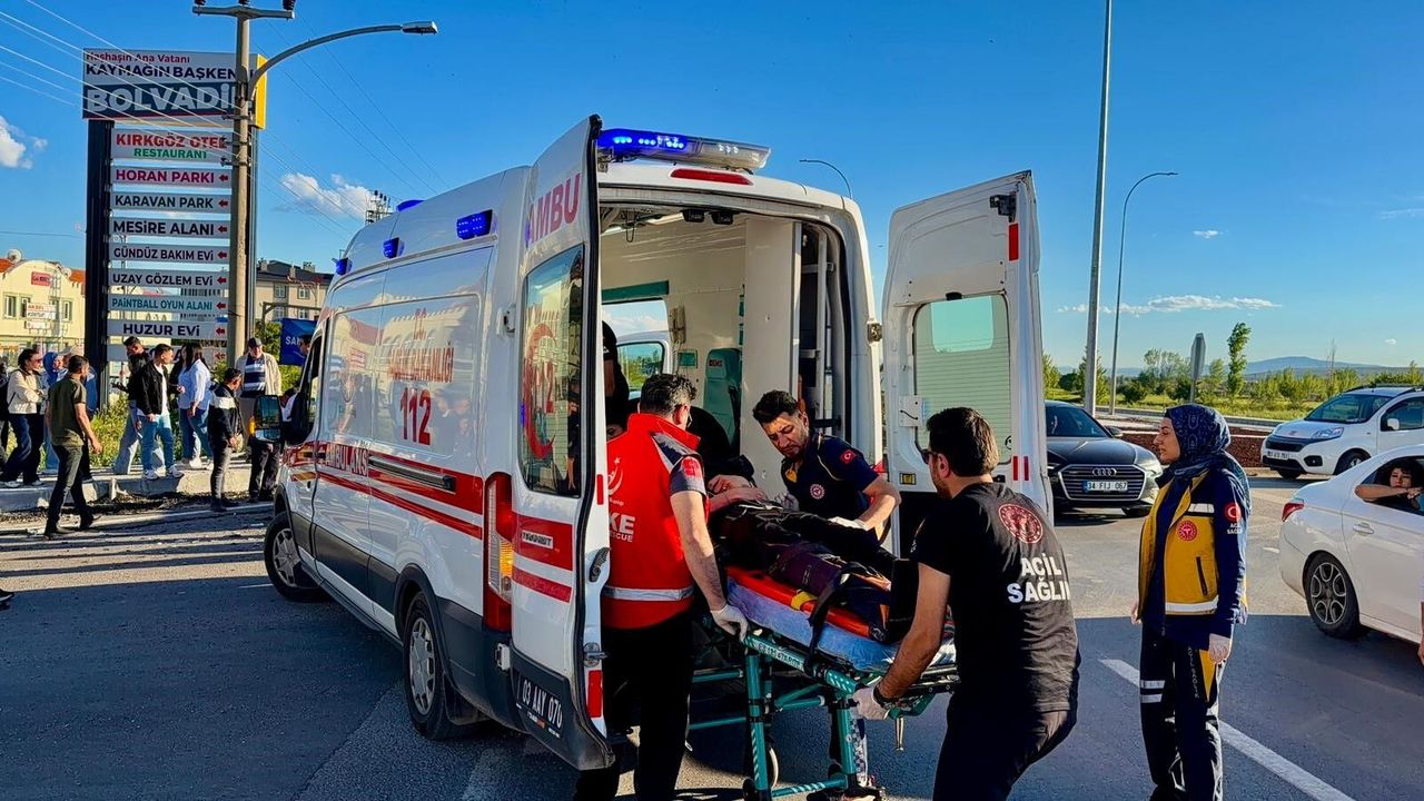 Afyon’da tur otobüsü kazası: Otomobil hurdaya döndü, yaralı var