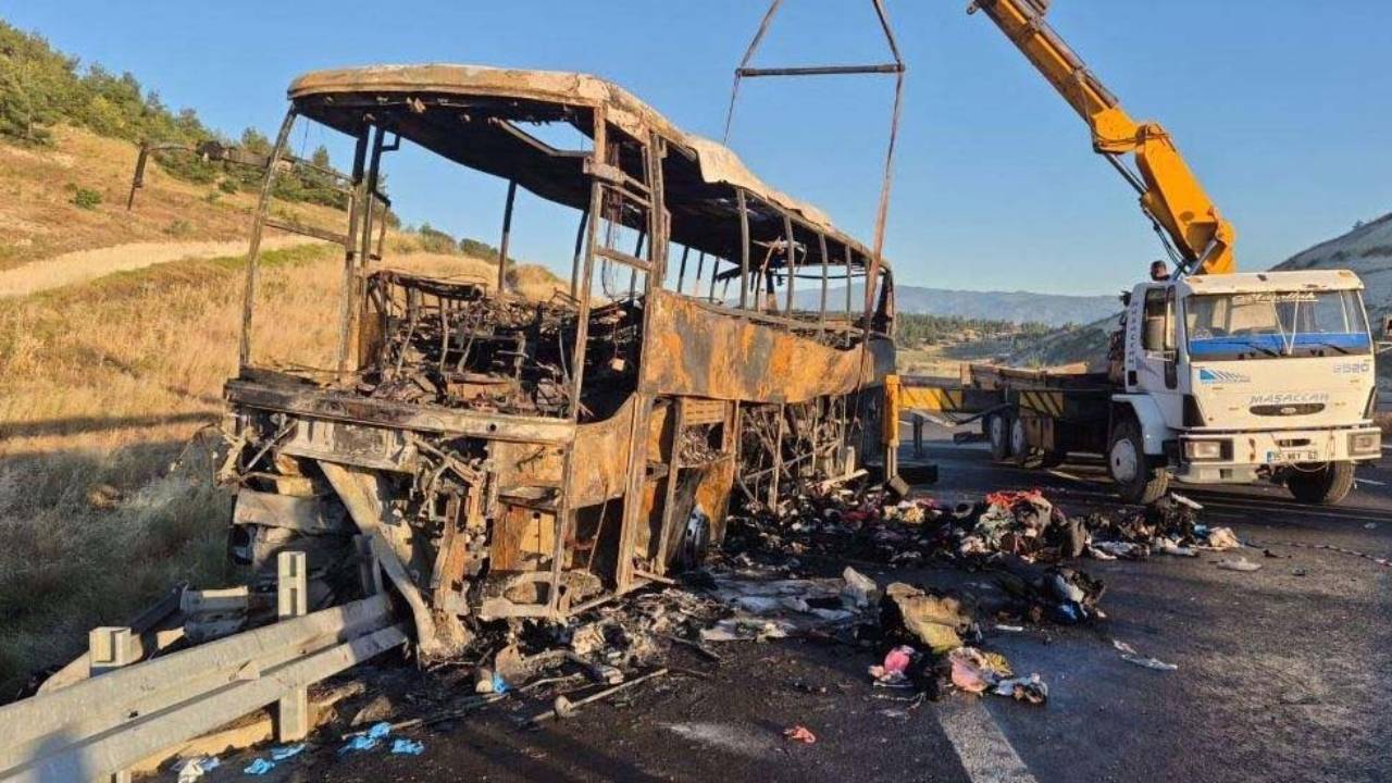 Denizli'de feci trafik kazası Ι Otobüs küle döndü: Pek çok soru yanıt bekliyor