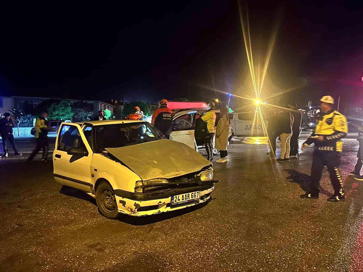 Erzincan'da Trafik Kazası: 5 Yaralı