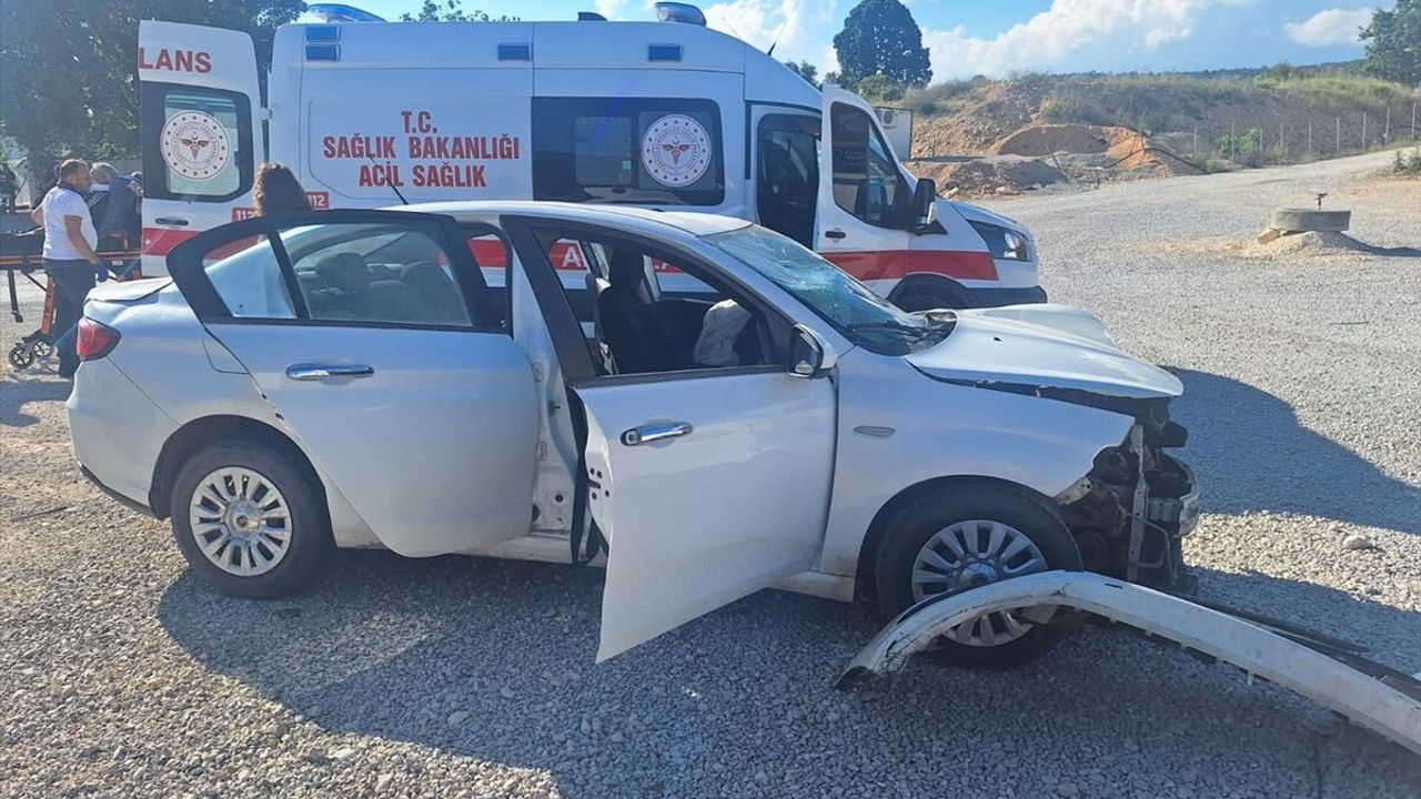 Mersin Erdemli trafik kazasında hafif ticari araç ile araba çarpıştı: 6 yaralı