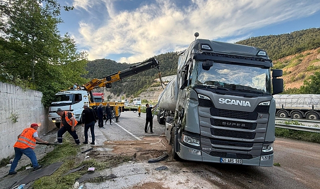 Niksar’da Trafik Kazası: Gaz Yüklü Tır Devrildi - YEREL