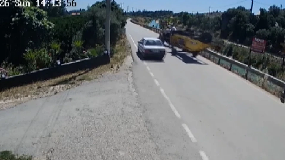 Serik'te Hatalı Sollama Kazası: 3 Yaralı, Kaçan Sürücü Her Yerde Aranıyor