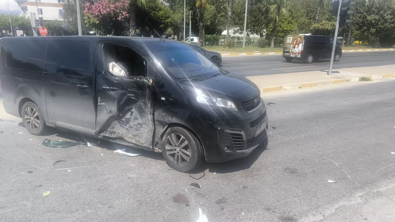 Alanya D-400 Karayolu'nda feci kaza: Minibüs ile motosiklet çarpıştı, 2 genç yaralandı