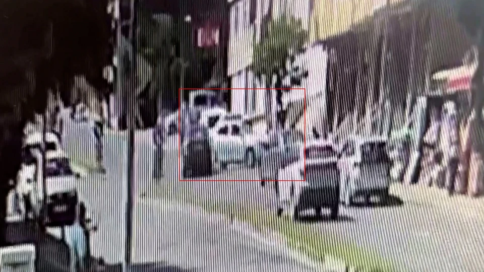 Büyükçekmece'de ehliyetsiz sürücü kazası: Durağa dalıp serbest kaldı