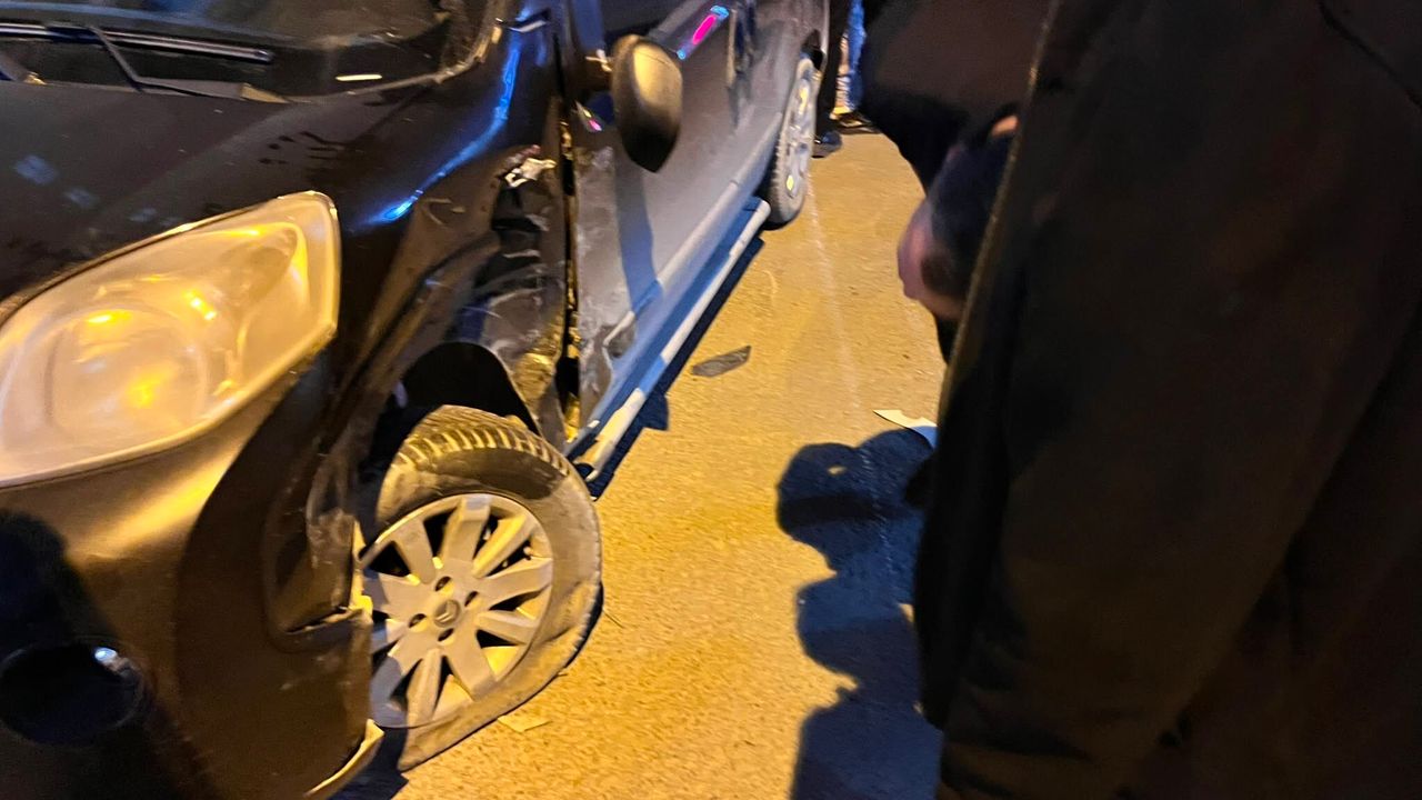 Hakkari’de zincirleme trafik kazası: 3 araç birbirine girdi