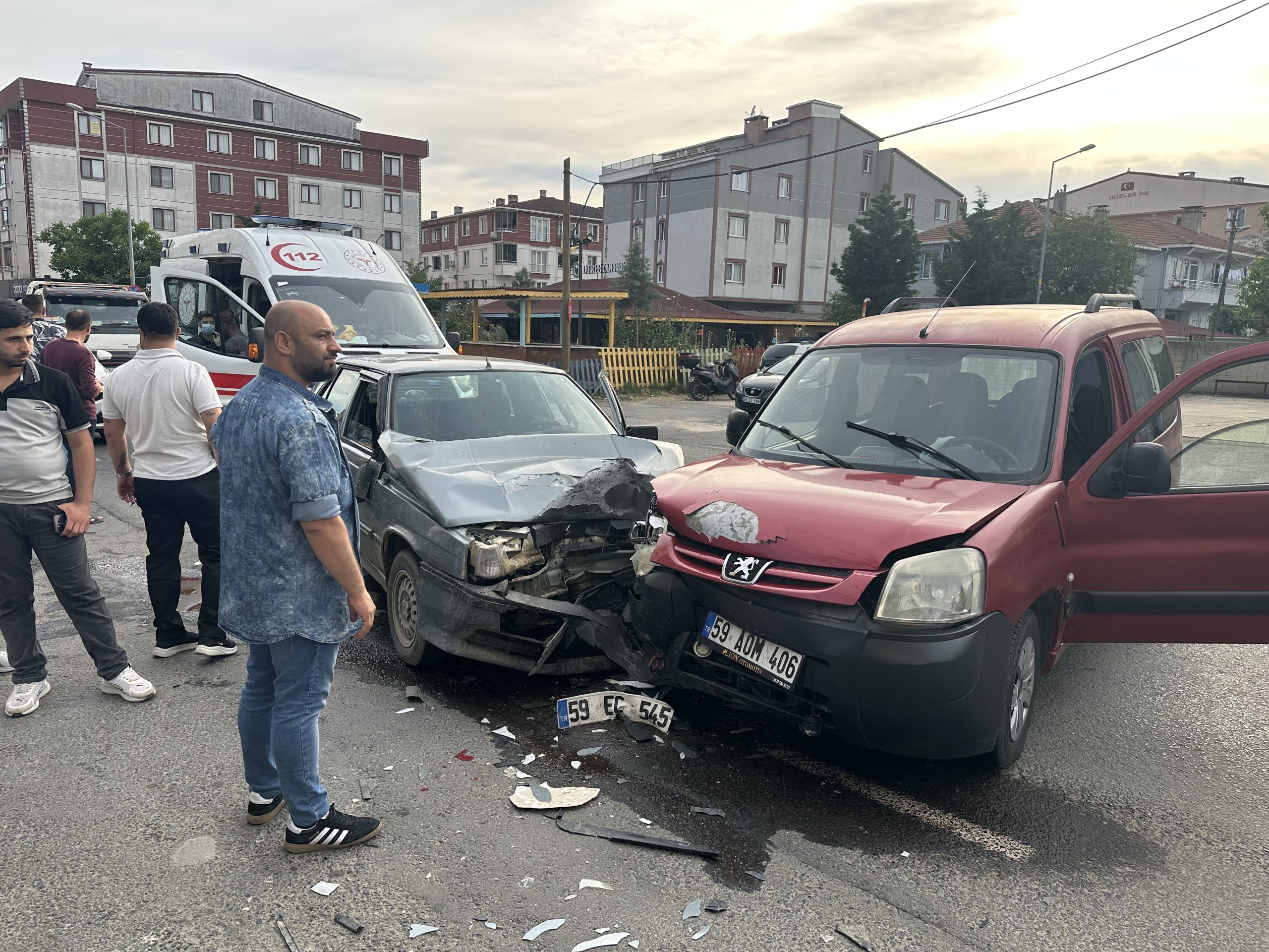 İki Araç Çarpıştı: 2 Kişi Yaralandı