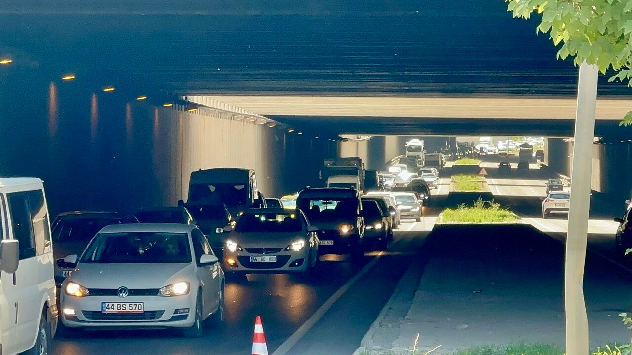 Malatya çevreyolunda kaza: Elazığ istikametinde trafik tek şeride düştü!