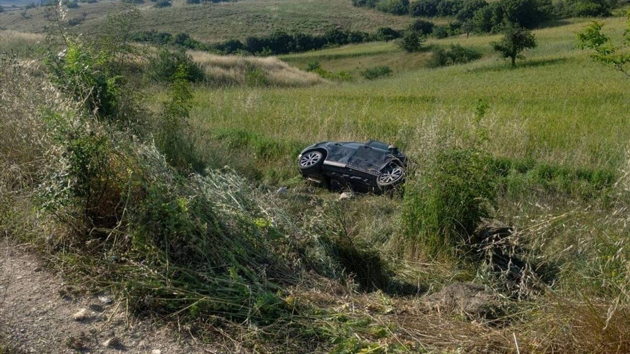SON DAKİKA: Uşak’ta otomobilin tarlaya devrildiği trafik kazasında 1 ölü, 1 yaralı