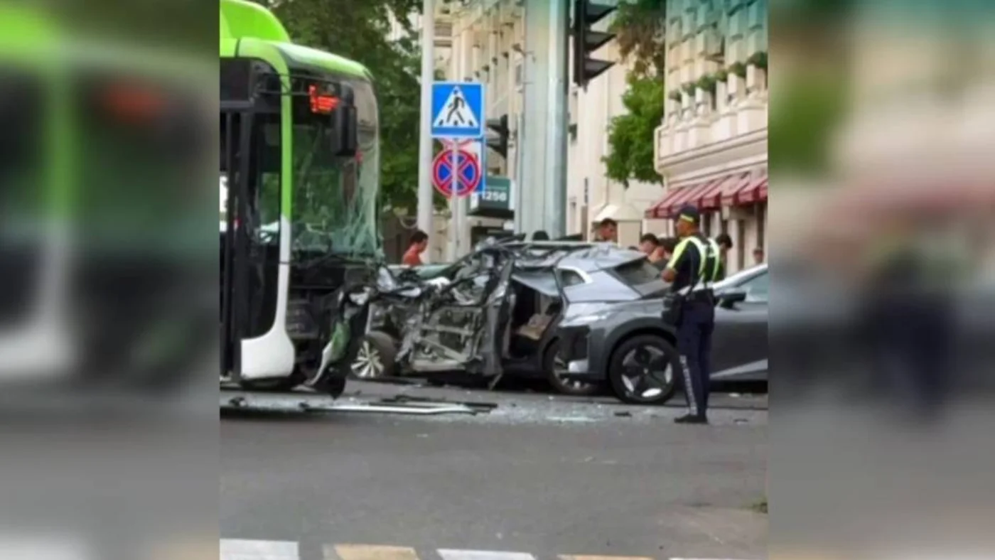 Taşkent'te otobüs ve BYD karıştığı trafik kazası meydana geldi