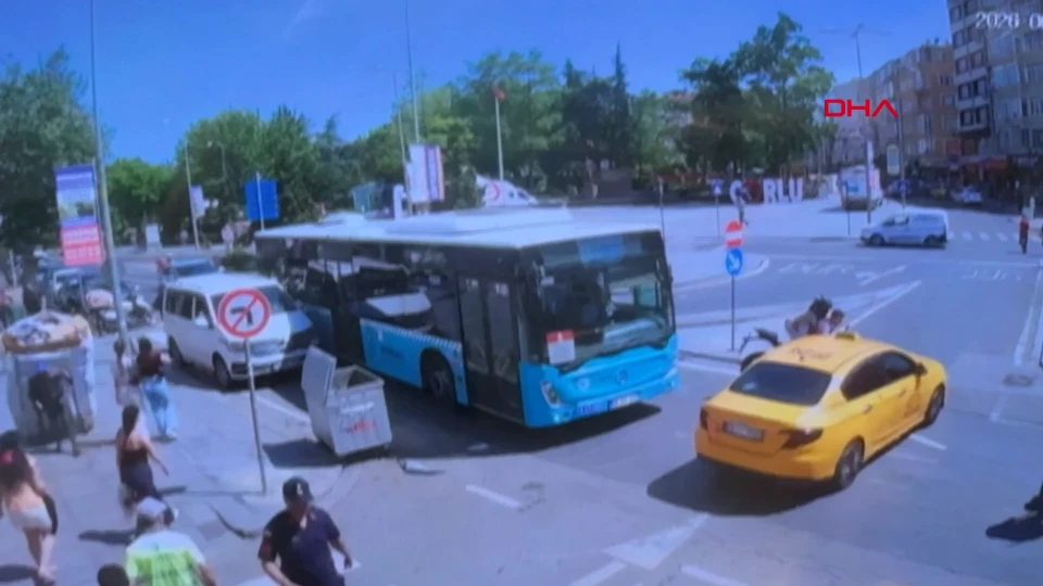 Tekirdağ Çorlu'da taksiyle çarpışan motosikletlilerin kurtuluş anı kamerada
