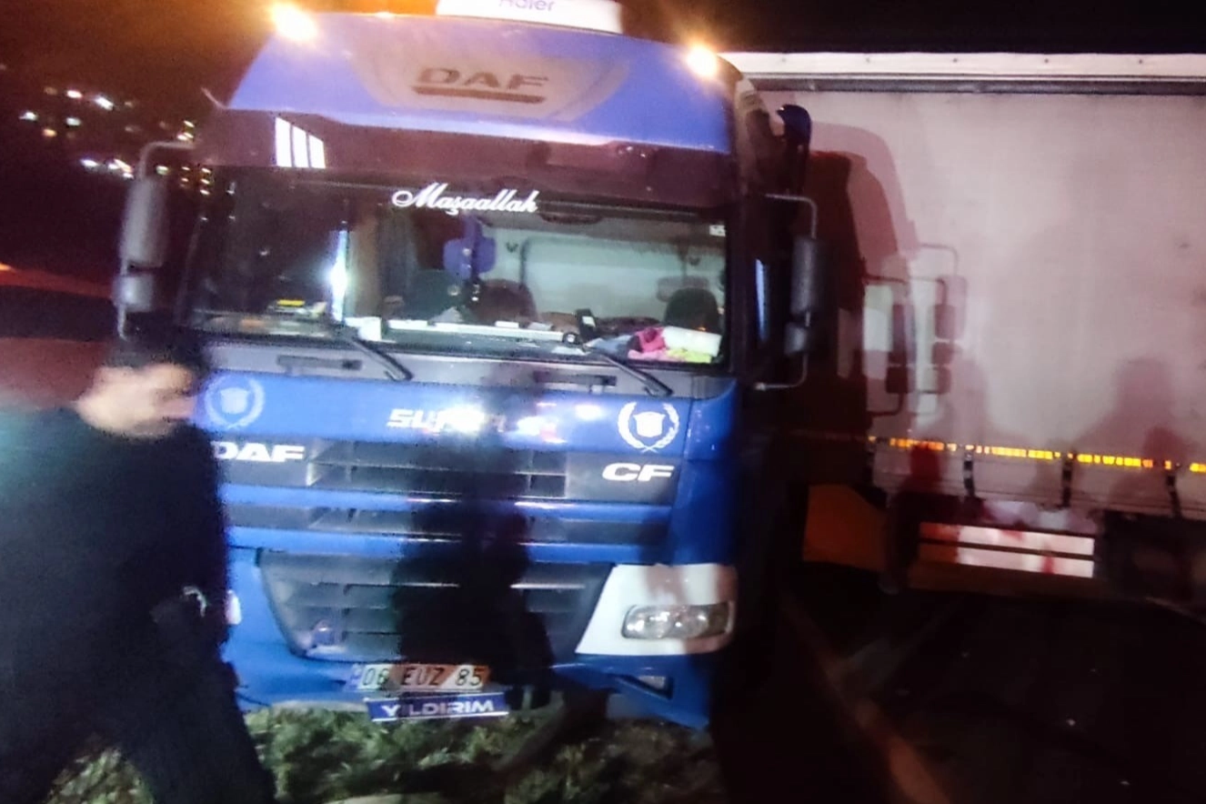 Bursa-Gemlik yolunda TIR kazası! Trafik durdu, kilometrelerce kuyruk oluştu