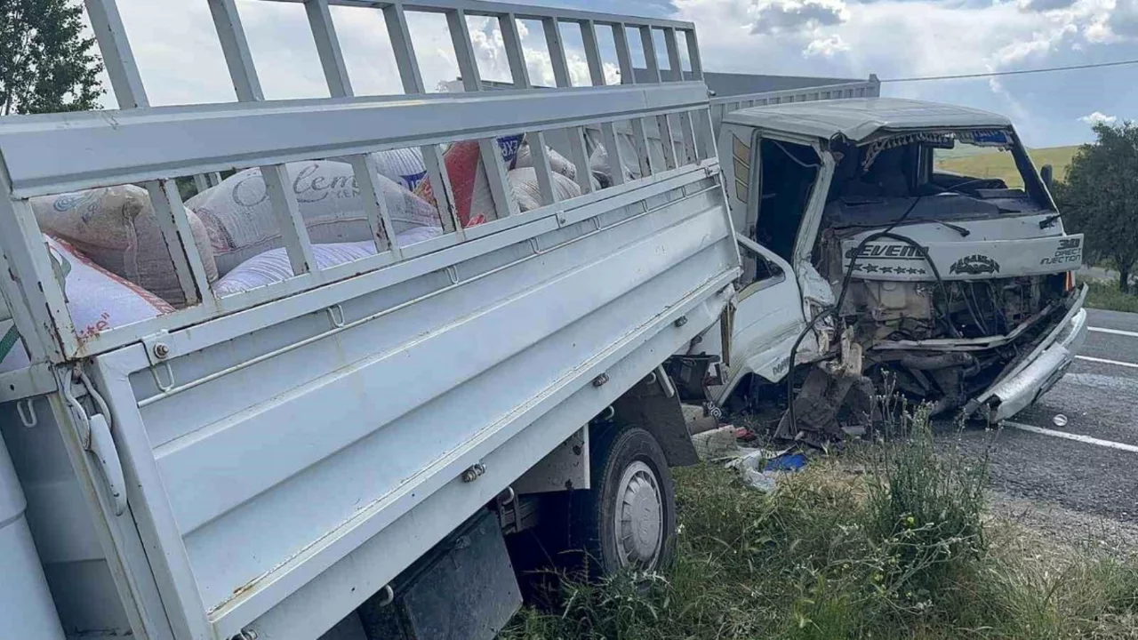 Elazığ'da kamyonetler feci çarpıştı!