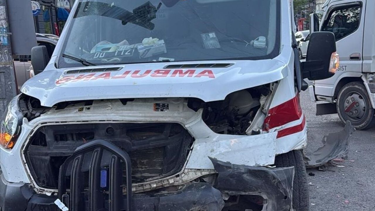 Kars’ta ambulans ile otomobil çarpıştı: Kars trafik kazasında 4 yaralı