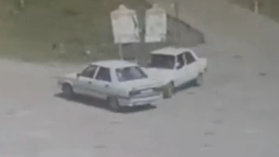 Şanlıurfa Siverek'te trafik kazası: Akaryakıt istasyonu girişinde çarpışan araç şarampole düştü