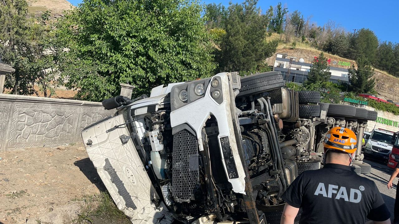 Siirt trafik kazası: Tır ile otomobil çarpıştı, 5 kişi yaralandı