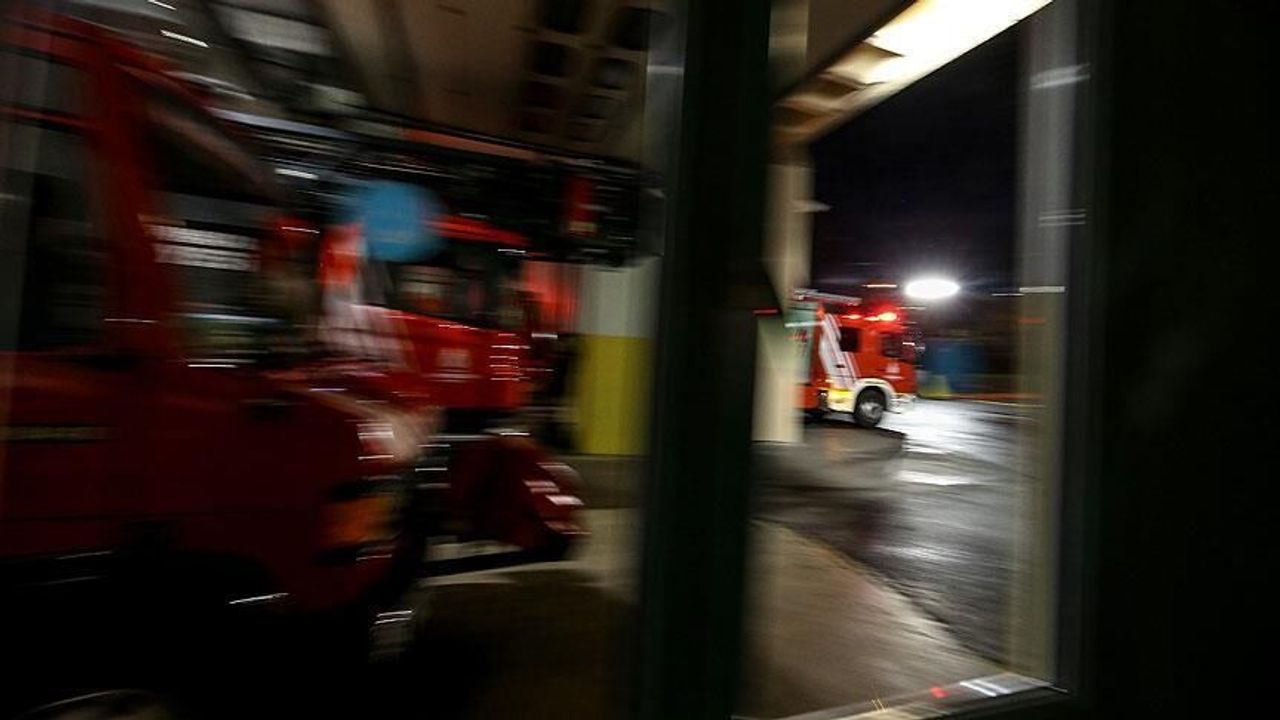 Bağcılar trafik kazasında itfaiye aracı devrildi: 3 personel yaralandı