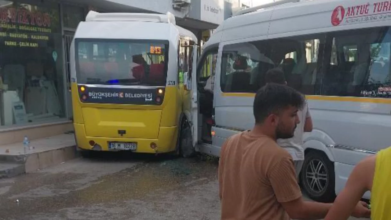 Bursa'da servis aracıyla yolcu minibüsü çarpıştı! Çok sayıda yaralı var