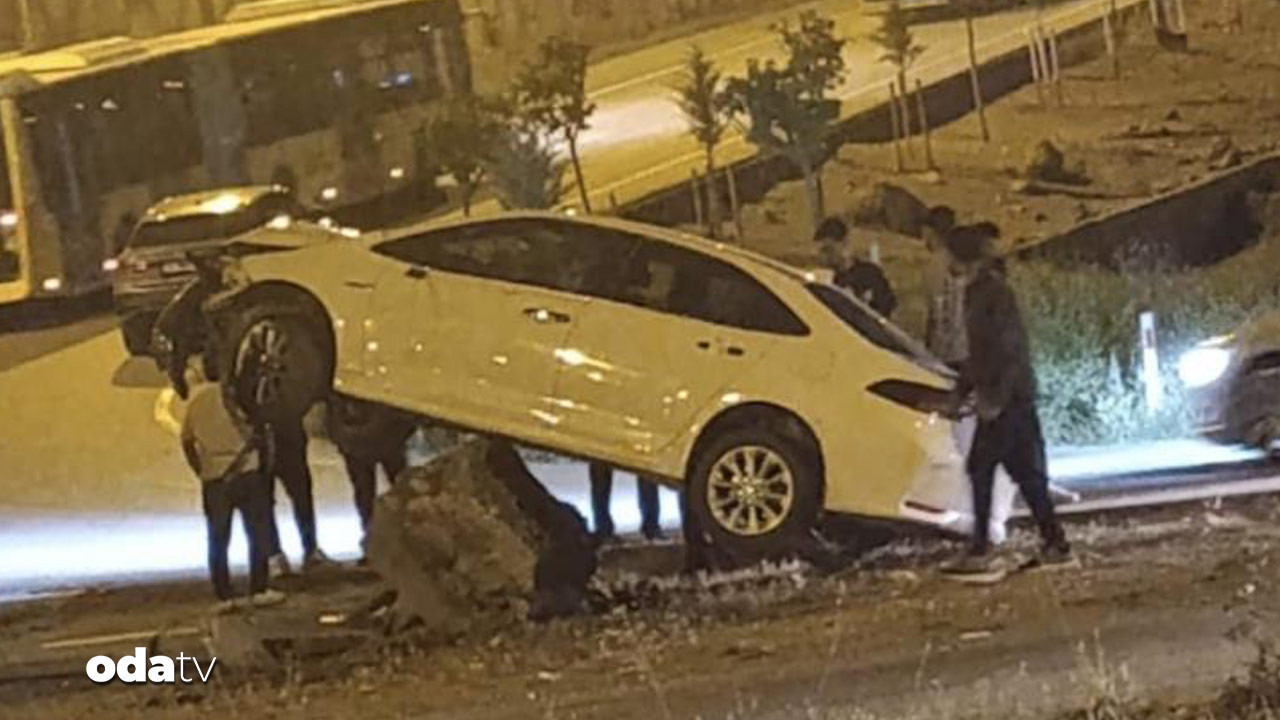 Kaza yaptı beton üzerinde asılı kaldı
