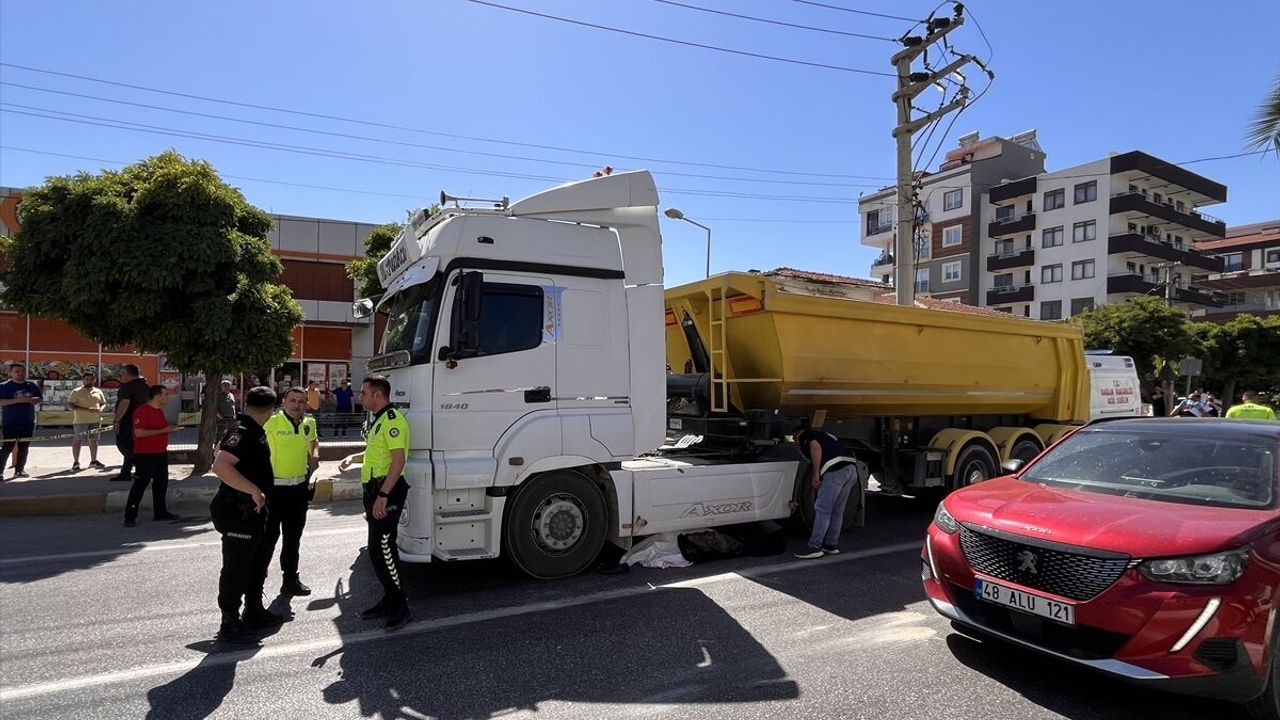Muğla trafik kazası: Milas’ta yolun karşısına geçen Mehmet Aydın tırın çarpmasıyla hayatını kaybetti