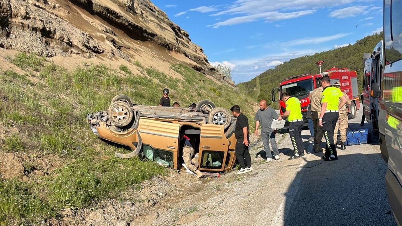 Refahiye’de hafif ticari araç devrildi: Erzincan trafik kazasında 6 yaralı