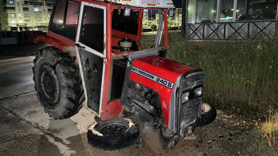 Samsun'da korkutan kaza: Kaldırıma çıkan traktör ağaca çarptı