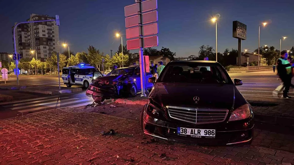 Kayseri Kocasinan'da İki Otomobilin Çarpışması Sonucu 1 Kişi Yaralandı