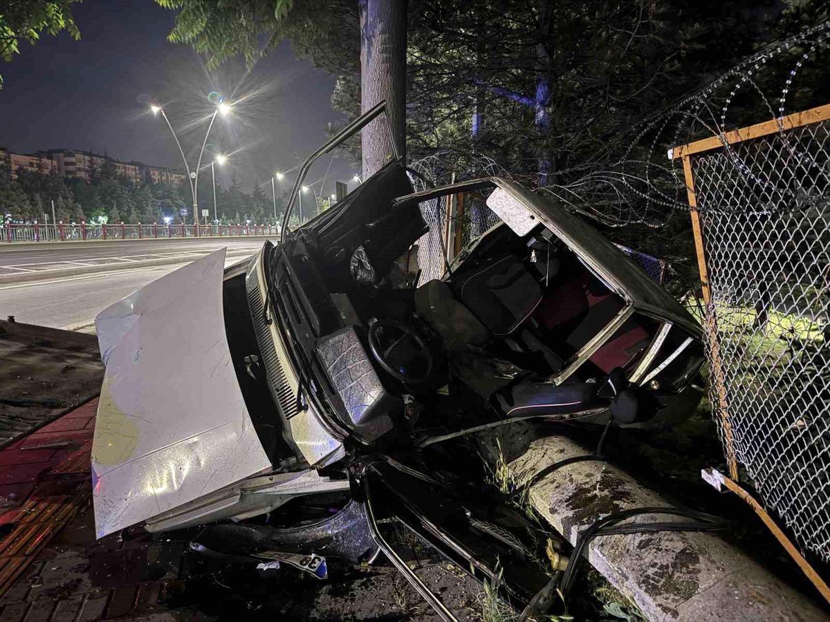 Kayseri'de Trafik Kazası: Tofaş Bahçeye Uçtu