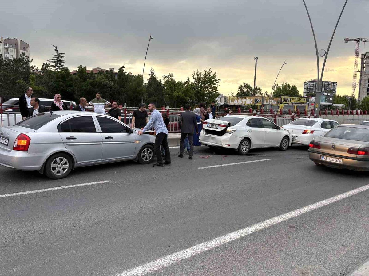 Kayseri'de Zincirleme Trafik Kazası: 2 Yaralı